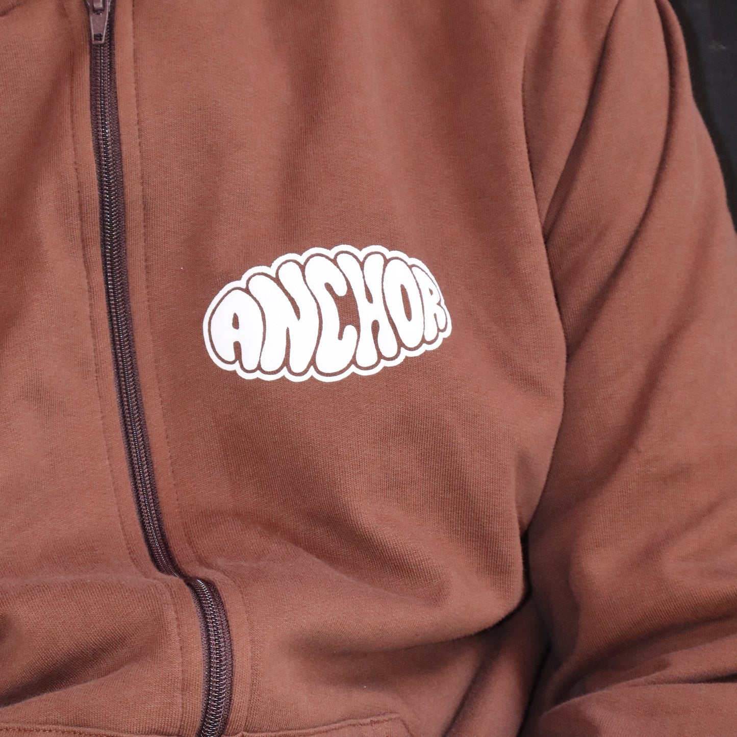 ANCHOR PUFF PRINT ZIP HOODIE BROWN